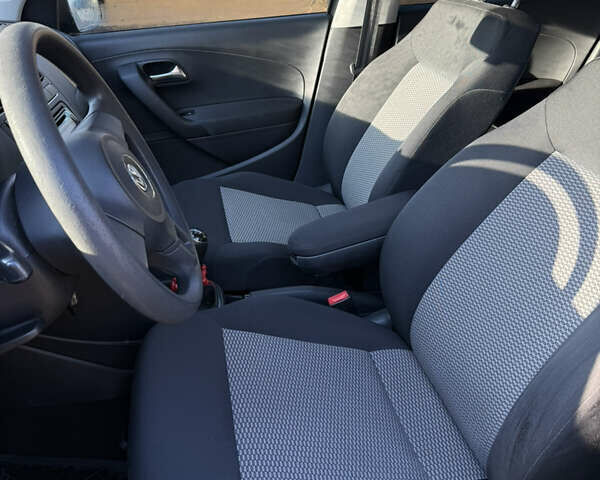 Серый Фольксваген Поло, объемом двигателя 1.2 л и пробегом 147 тыс. км за 7000 $, фото 4 на Automoto.ua