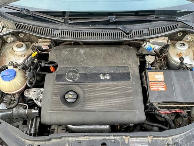 Серый Фольксваген Поло, объемом двигателя 1.4 л и пробегом 256 тыс. км за 4500 $, фото 5 на Automoto.ua