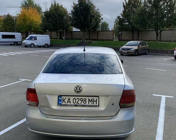 Серый Фольксваген Поло, объемом двигателя 1.6 л и пробегом 300 тыс. км за 4200 $, фото 1 на Automoto.ua
