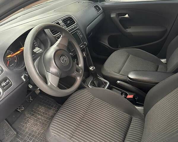 Серый Фольксваген Поло, объемом двигателя 1.6 л и пробегом 280 тыс. км за 6500 $, фото 3 на Automoto.ua