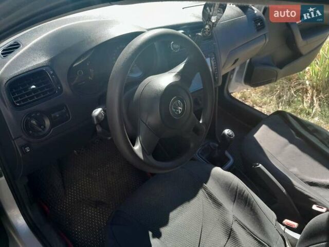 Серый Фольксваген Поло, объемом двигателя 1.6 л и пробегом 213 тыс. км за 5500 $, фото 2 на Automoto.ua