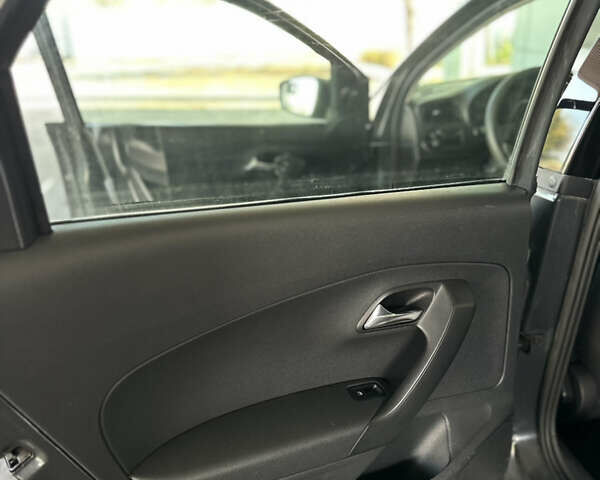 Серый Фольксваген Поло, объемом двигателя 1.6 л и пробегом 197 тыс. км за 5800 $, фото 15 на Automoto.ua