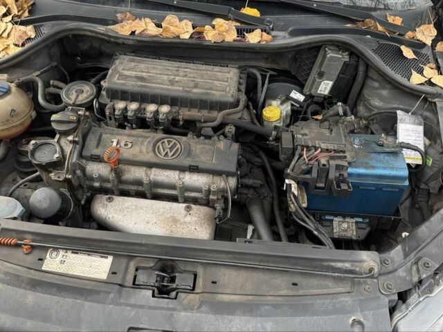 Серый Фольксваген Поло, объемом двигателя 1.6 л и пробегом 200 тыс. км за 4500 $, фото 5 на Automoto.ua