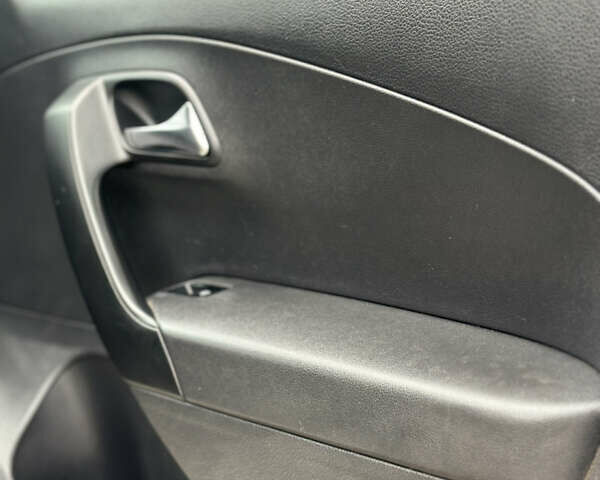 Серый Фольксваген Поло, объемом двигателя 1.6 л и пробегом 212 тыс. км за 5200 $, фото 8 на Automoto.ua