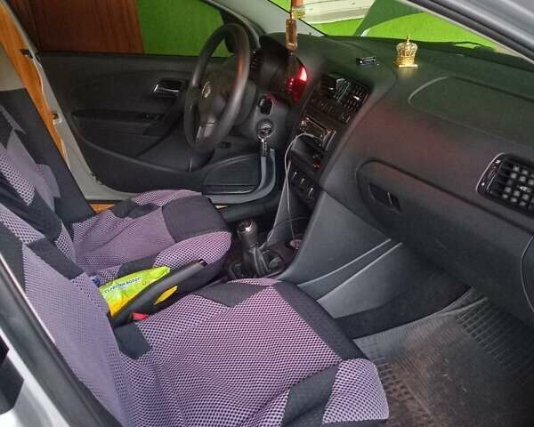 Серый Фольксваген Поло, объемом двигателя 1.6 л и пробегом 160 тыс. км за 6800 $, фото 5 на Automoto.ua