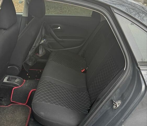 Серый Фольксваген Поло, объемом двигателя 1.6 л и пробегом 200 тыс. км за 4500 $, фото 3 на Automoto.ua