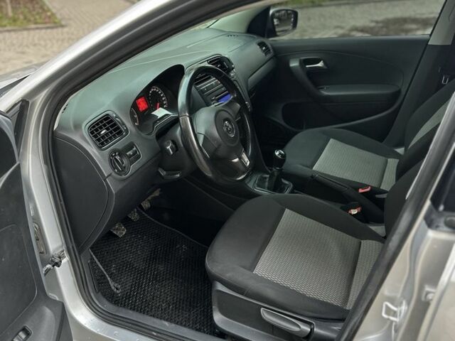 Серый Фольксваген Поло, объемом двигателя 1.6 л и пробегом 330 тыс. км за 5999 $, фото 18 на Automoto.ua