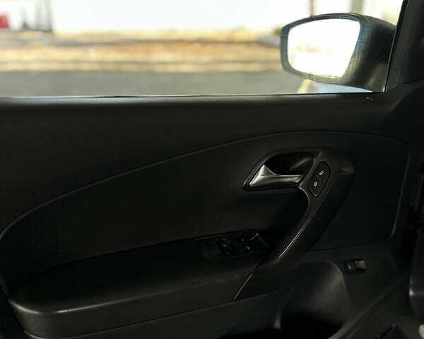 Серый Фольксваген Поло, объемом двигателя 1.6 л и пробегом 197 тыс. км за 5800 $, фото 10 на Automoto.ua