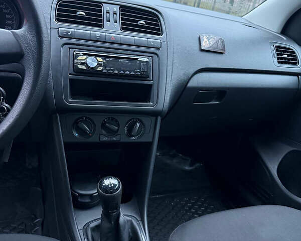 Серый Фольксваген Поло, объемом двигателя 1.6 л и пробегом 173 тыс. км за 5850 $, фото 11 на Automoto.ua