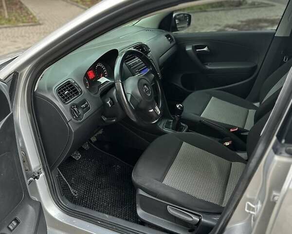 Серый Фольксваген Поло, объемом двигателя 1.6 л и пробегом 330 тыс. км за 5999 $, фото 17 на Automoto.ua