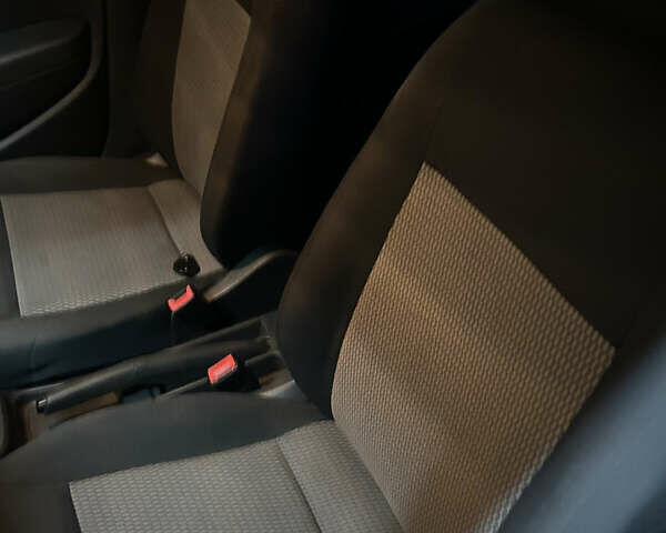 Серый Фольксваген Поло, объемом двигателя 1.6 л и пробегом 236 тыс. км за 6500 $, фото 11 на Automoto.ua