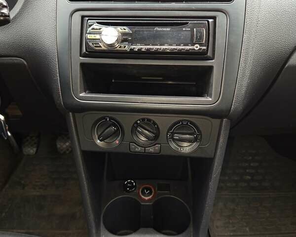 Сірий Фольксваген Поло, об'ємом двигуна 1.6 л та пробігом 216 тис. км за 6500 $, фото 4 на Automoto.ua