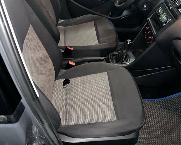 Серый Фольксваген Поло, объемом двигателя 1.6 л и пробегом 236 тыс. км за 6500 $, фото 6 на Automoto.ua