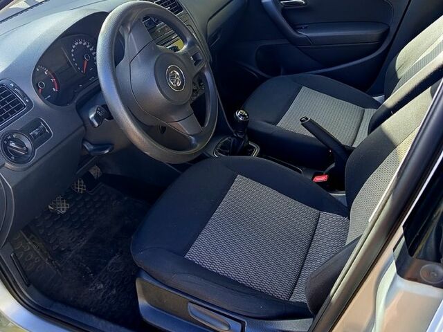 Серый Фольксваген Поло, объемом двигателя 1.6 л и пробегом 216 тыс. км за 7000 $, фото 1 на Automoto.ua