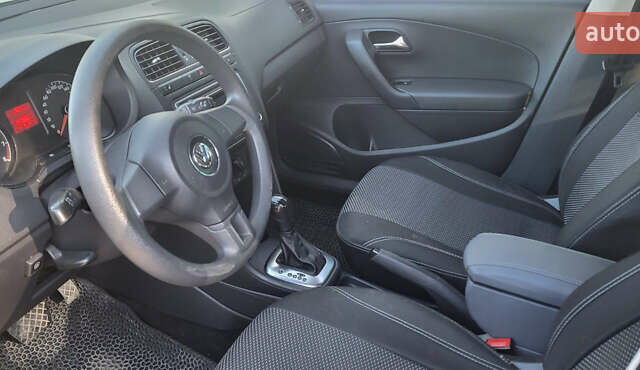 Серый Фольксваген Поло, объемом двигателя 1.6 л и пробегом 241 тыс. км за 8600 $, фото 5 на Automoto.ua