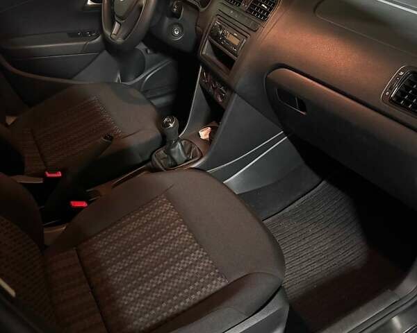 Серый Фольксваген Поло, объемом двигателя 1.6 л и пробегом 90 тыс. км за 8600 $, фото 9 на Automoto.ua