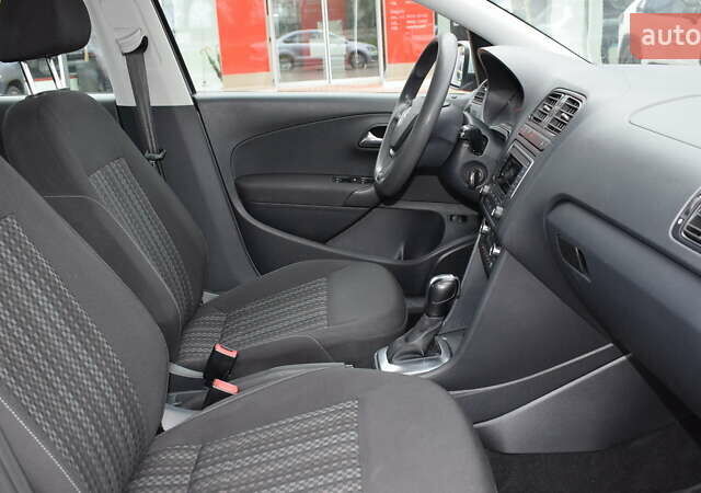 Сірий Фольксваген Поло, об'ємом двигуна 1.39 л та пробігом 156 тис. км за 9800 $, фото 5 на Automoto.ua