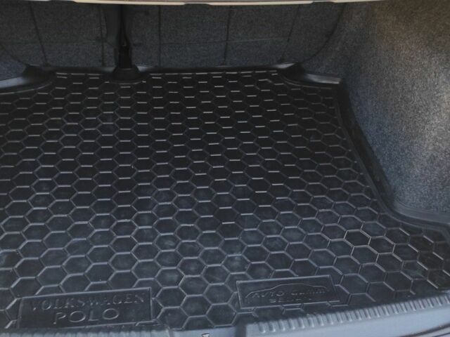 Сірий Фольксваген Поло, об'ємом двигуна 1.4 л та пробігом 90 тис. км за 10000 $, фото 4 на Automoto.ua