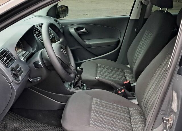 Серый Фольксваген Поло, объемом двигателя 1.6 л и пробегом 83 тыс. км за 8900 $, фото 7 на Automoto.ua