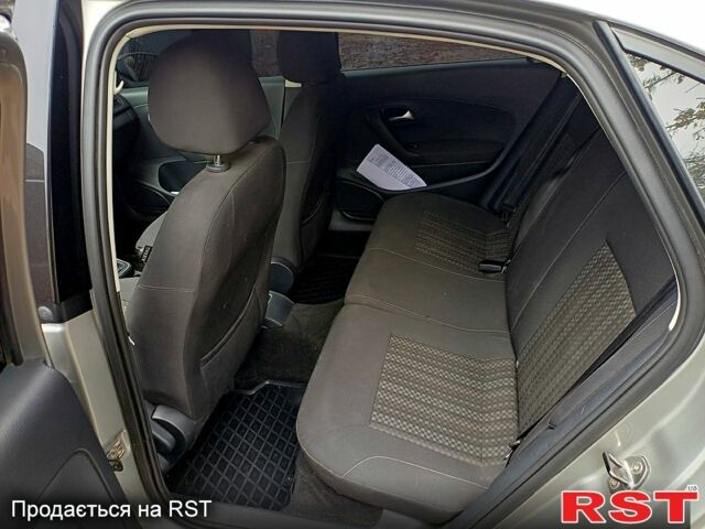 Сірий Фольксваген Поло, об'ємом двигуна 1.4 л та пробігом 68 тис. км за 12000 $, фото 6 на Automoto.ua