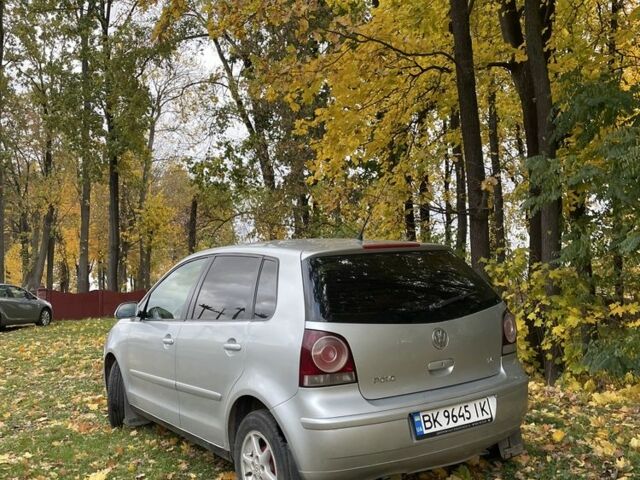Серый Фольксваген Поло, объемом двигателя 1.4 л и пробегом 280 тыс. км за 3999 $, фото 3 на Automoto.ua
