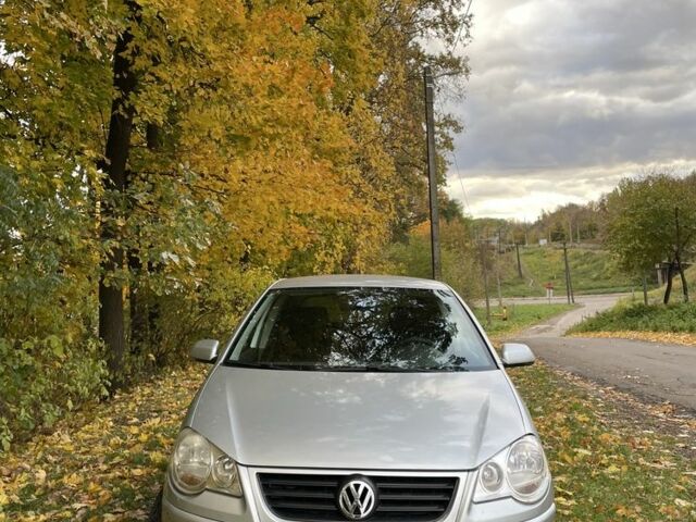 Серый Фольксваген Поло, объемом двигателя 1.4 л и пробегом 280 тыс. км за 3999 $, фото 1 на Automoto.ua