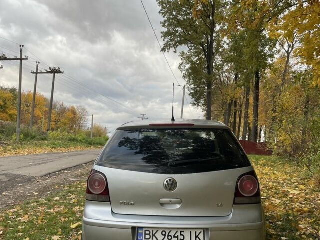 Серый Фольксваген Поло, объемом двигателя 1.4 л и пробегом 280 тыс. км за 3999 $, фото 4 на Automoto.ua