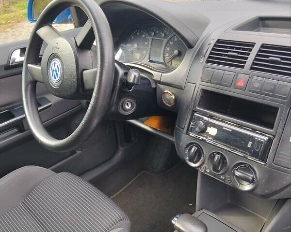 Синій Фольксваген Поло, об'ємом двигуна 1.4 л та пробігом 100 тис. км за 5800 $, фото 3 на Automoto.ua