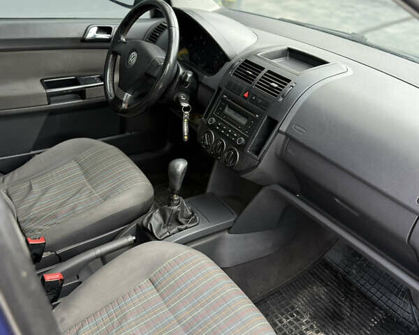 Синій Фольксваген Поло, об'ємом двигуна 1.42 л та пробігом 249 тис. км за 4100 $, фото 32 на Automoto.ua