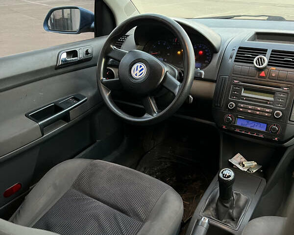 Синий Фольксваген Поло, объемом двигателя 1.2 л и пробегом 225 тыс. км за 2750 $, фото 12 на Automoto.ua