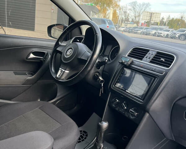 Синий Фольксваген Поло, объемом двигателя 1.2 л и пробегом 324 тыс. км за 5100 $, фото 16 на Automoto.ua