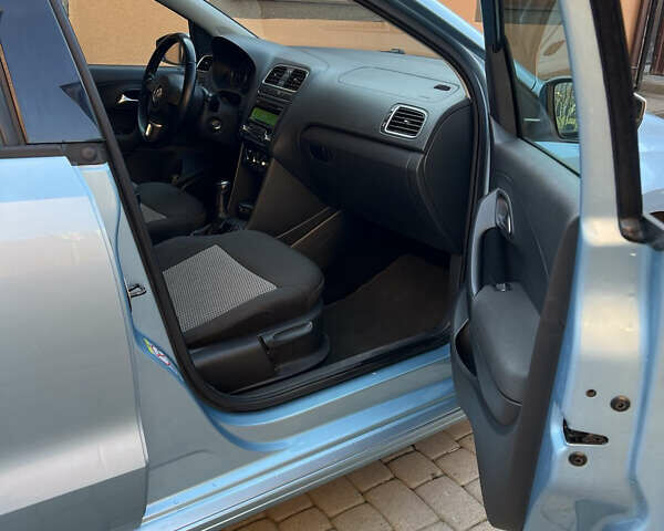 Синий Фольксваген Поло, объемом двигателя 1.2 л и пробегом 251 тыс. км за 6100 $, фото 24 на Automoto.ua