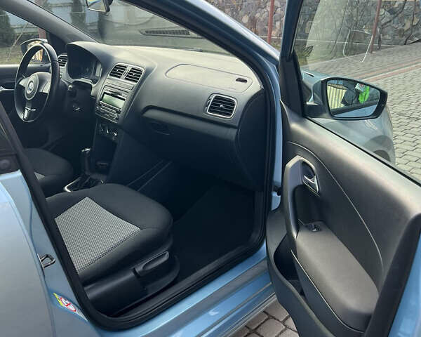 Синий Фольксваген Поло, объемом двигателя 1.2 л и пробегом 251 тыс. км за 6100 $, фото 16 на Automoto.ua