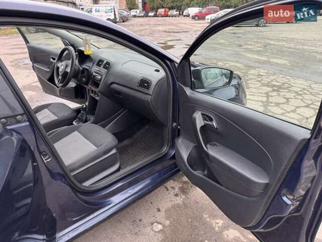 Синій Фольксваген Поло, об'ємом двигуна 1.6 л та пробігом 318 тис. км за 5400 $, фото 9 на Automoto.ua