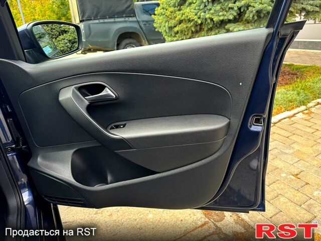 Синий Фольксваген Поло, объемом двигателя 1.4 л и пробегом 166 тыс. км за 10000 $, фото 6 на Automoto.ua