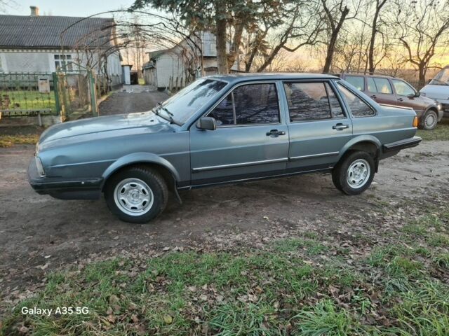 Синий Фольксваген Сантана, объемом двигателя 1.8 л и пробегом 300 тыс. км за 1000 $, фото 5 на Automoto.ua