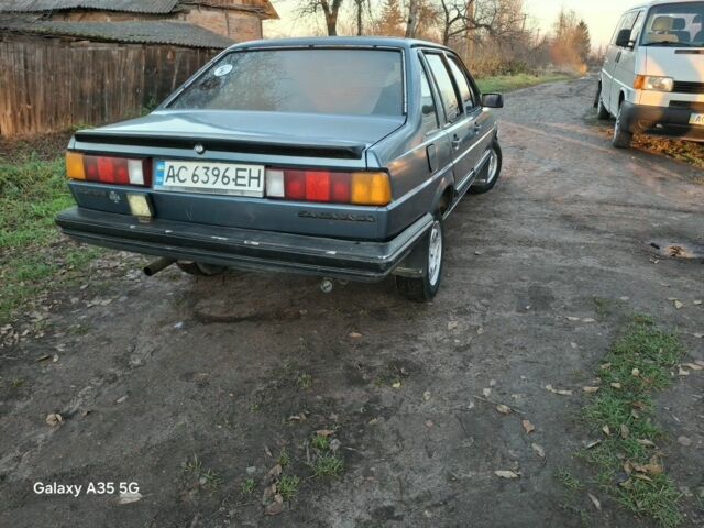 Синий Фольксваген Сантана, объемом двигателя 1.8 л и пробегом 300 тыс. км за 1000 $, фото 2 на Automoto.ua