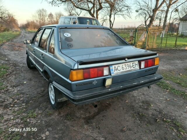 Синий Фольксваген Сантана, объемом двигателя 1.8 л и пробегом 300 тыс. км за 1000 $, фото 3 на Automoto.ua