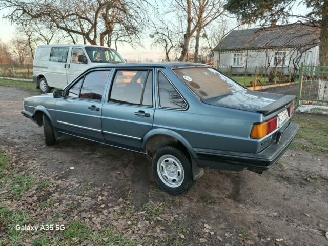 Синий Фольксваген Сантана, объемом двигателя 1.8 л и пробегом 300 тыс. км за 1000 $, фото 4 на Automoto.ua