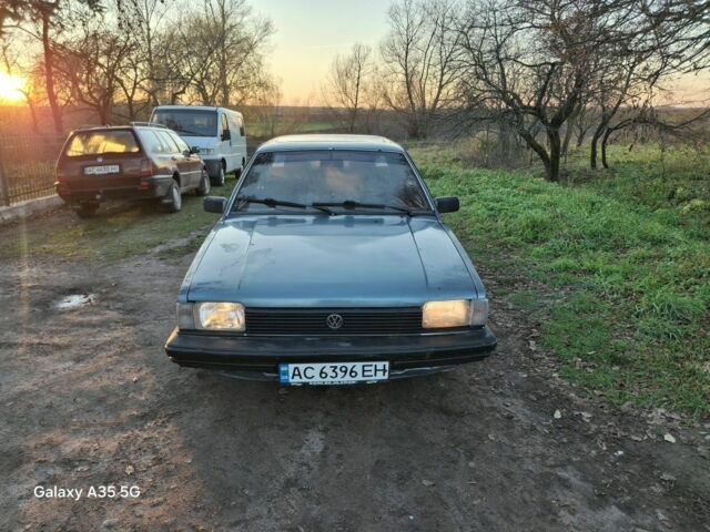 Синий Фольксваген Сантана, объемом двигателя 1.8 л и пробегом 300 тыс. км за 1000 $, фото 6 на Automoto.ua