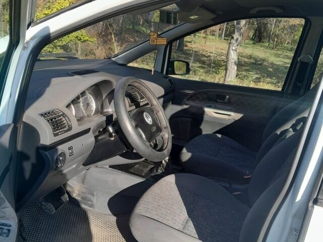 Белый Фольксваген Шаран, объемом двигателя 1.9 л и пробегом 390 тыс. км за 4300 $, фото 4 на Automoto.ua