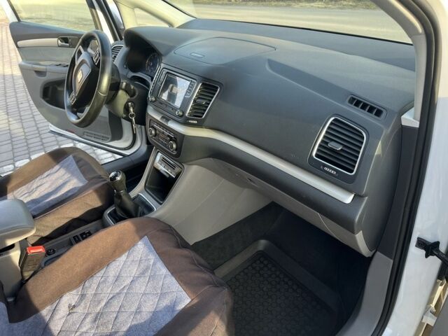 Белый Фольксваген Шаран, объемом двигателя 2 л и пробегом 315 тыс. км за 8600 $, фото 13 на Automoto.ua