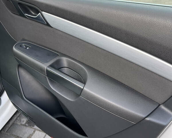 Белый Фольксваген Шаран, объемом двигателя 1.97 л и пробегом 276 тыс. км за 14200 $, фото 74 на Automoto.ua