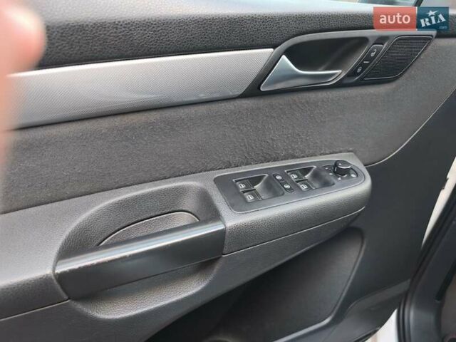 Белый Фольксваген Шаран, объемом двигателя 2 л и пробегом 246 тыс. км за 14299 $, фото 19 на Automoto.ua