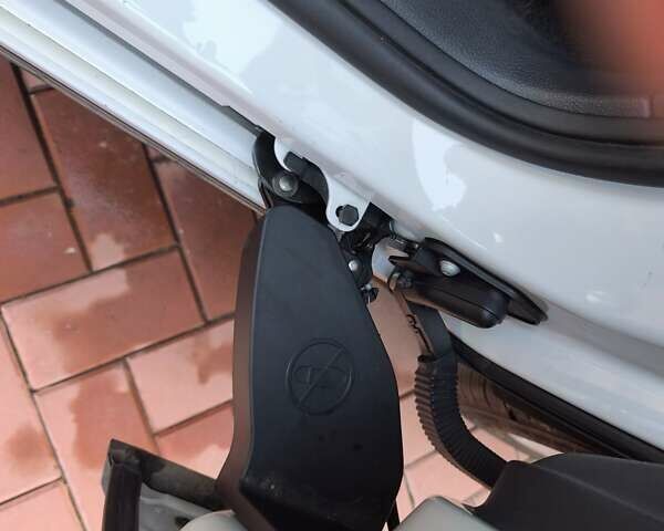 Белый Фольксваген Шаран, объемом двигателя 2 л и пробегом 246 тыс. км за 14299 $, фото 24 на Automoto.ua