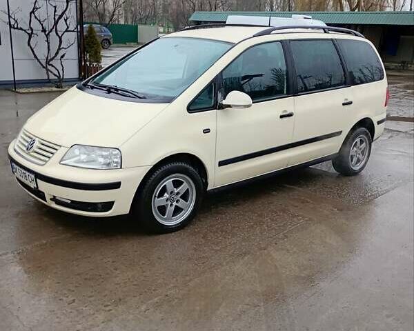 Бежевий Фольксваген Шаран, об'ємом двигуна 1.9 л та пробігом 345 тис. км за 5500 $, фото 1 на Automoto.ua
