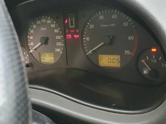 Черный Фольксваген Шаран, объемом двигателя 2 л и пробегом 300 тыс. км за 4000 $, фото 1 на Automoto.ua