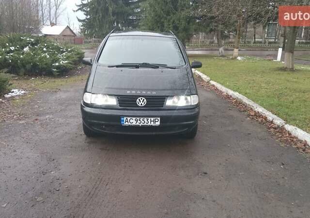 Черный Фольксваген Шаран, объемом двигателя 1.9 л и пробегом 391 тыс. км за 2950 $, фото 2 на Automoto.ua