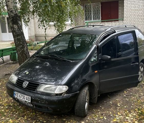 Черный Фольксваген Шаран, объемом двигателя 2.8 л и пробегом 340 тыс. км за 1700 $, фото 3 на Automoto.ua