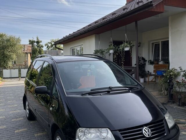 Черный Фольксваген Шаран, объемом двигателя 1.9 л и пробегом 522 тыс. км за 4200 $, фото 1 на Automoto.ua